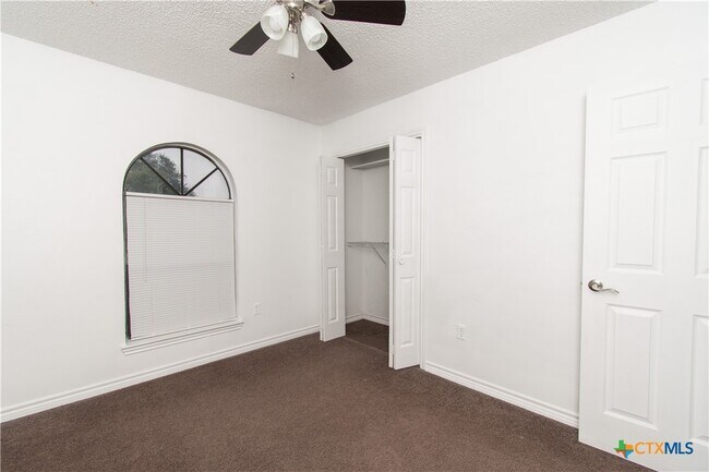 Building Photo - 2407 Lago Trail