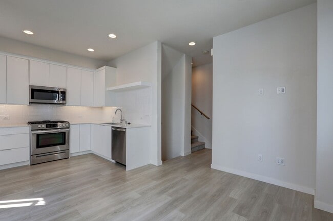 Building Photo - Beautiful 2bd, 2ba Townhome Available in C...