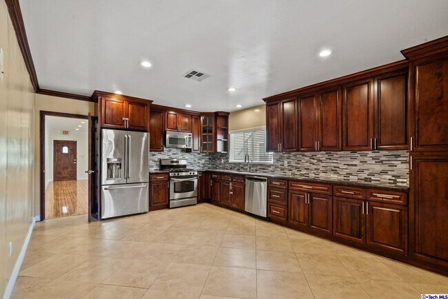 Building Photo - 666 W Lexington Dr