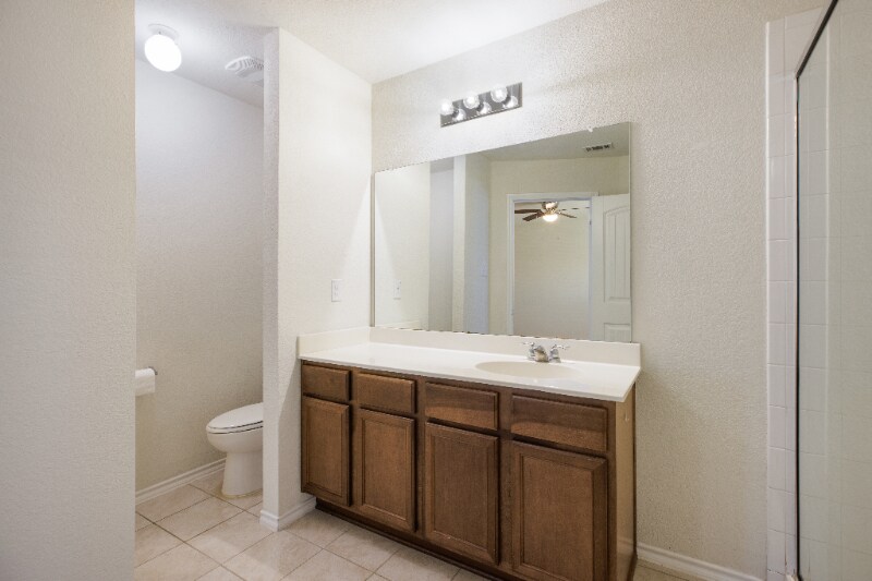 Building Photo - 910 Amber St