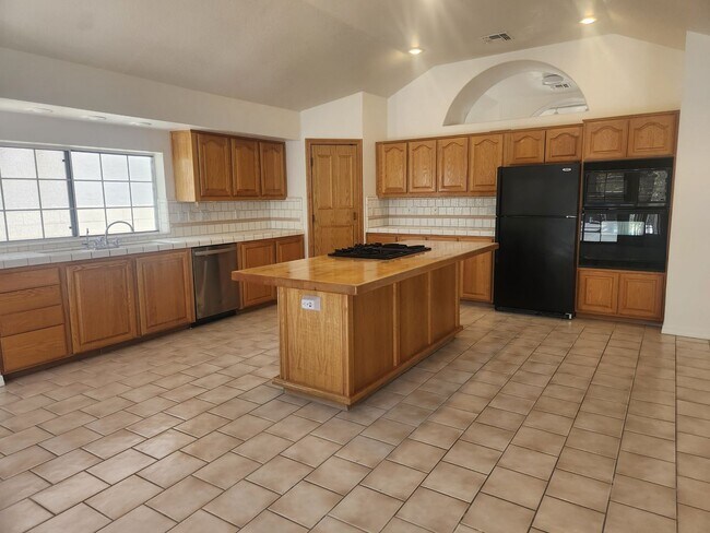 Building Photo - Laughlin Estates Custom Built Pool Home