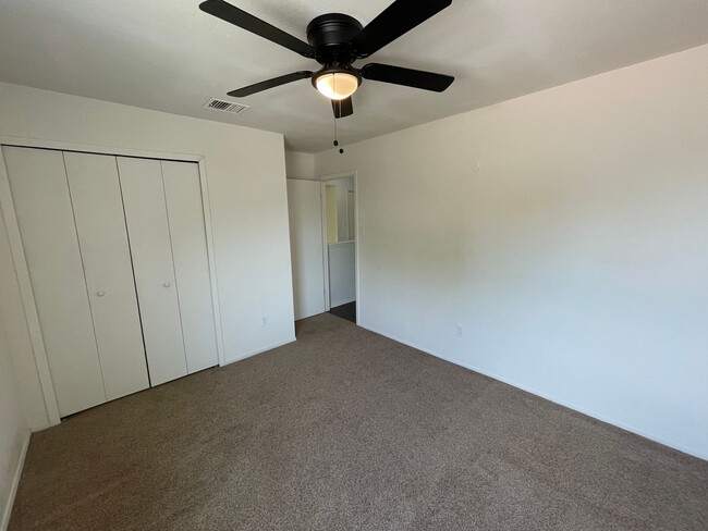 Building Photo - 3 bedroom 2 bath home located in Great Nor...