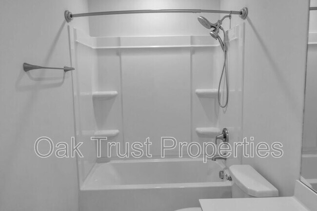 Building Photo - 821 Redbud Ln
