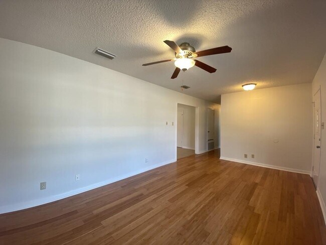 Building Photo - 2501 Peach Tree Ln