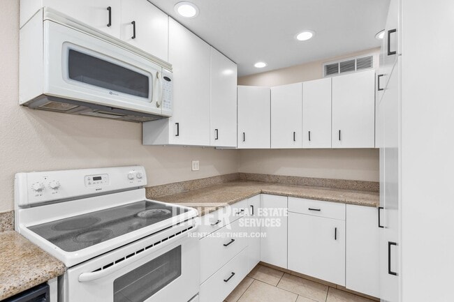 Building Photo - 2501 Laurence Ave