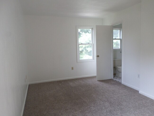 Building Photo - 3 Bedroom 2.5 Bath Duplex