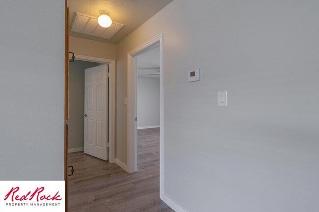 Building Photo - Remodeled 2 Bedroom Townhome. Pet Friendly!