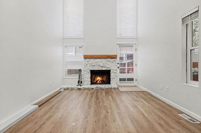 Building Photo - Spacious 2Bed/2.5Bath Townhouse in Central Denver