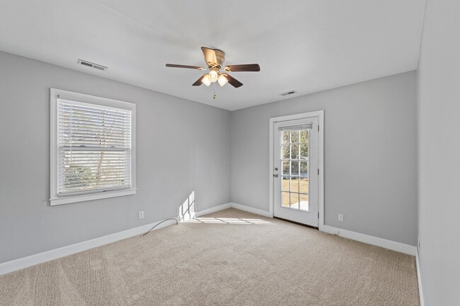 Building Photo - 1605 Oakwood Ave