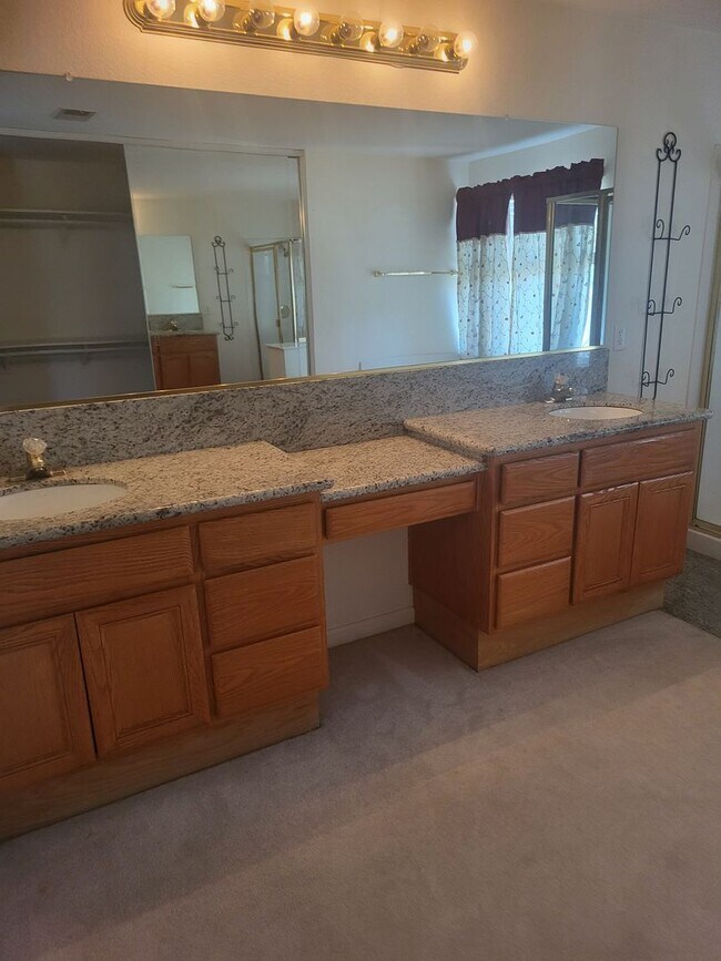 Building Photo - 5049 Pine Lake Ct