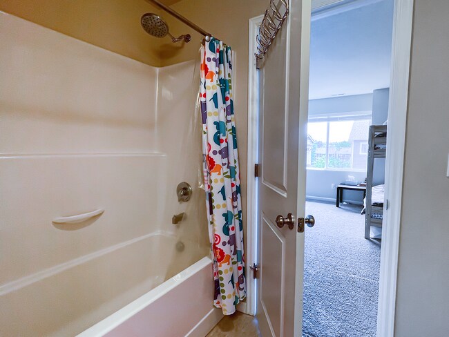 Building Photo - Great 3 Bedroom 2.5 Bathroom Townhouse End Unit!  2 Car Garage  + Washer & Dryer! Near Nike, Inte...