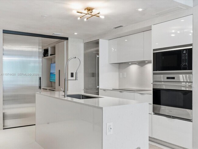 Building Photo - 9521 E Bay Harbor Dr