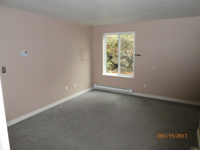 Building Photo - New Remodeled 1 Bed 1 Bath Condo Across fr...