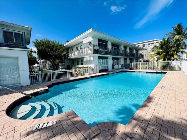 Primary Photo - 946 Bay Dr