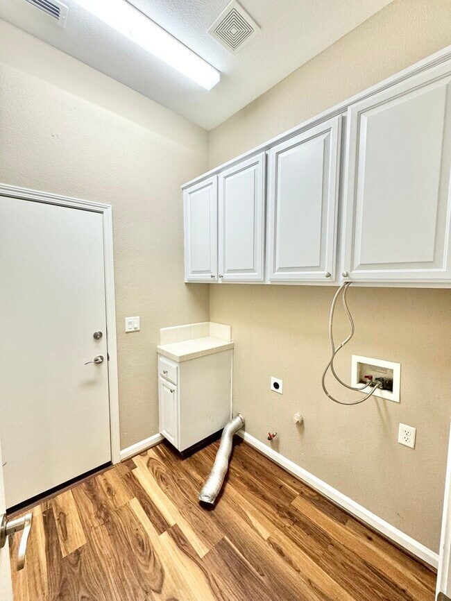 Building Photo - Stunning 3-bedroom 3-bathroom home in Yank...