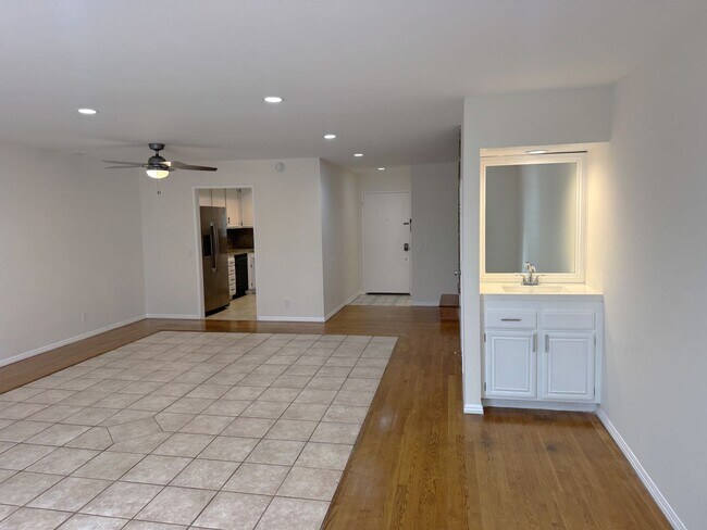 Building Photo - 2 + 2.5 Santa Monica Condo townhouse