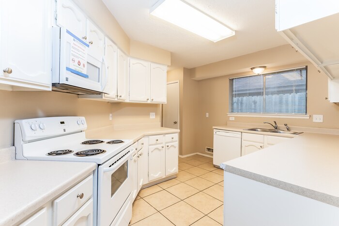 Building Photo - 2811 Mayflower Landing Ct