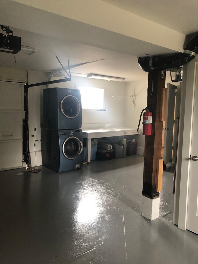 Building Photo - 394 Cresta Vista Dr