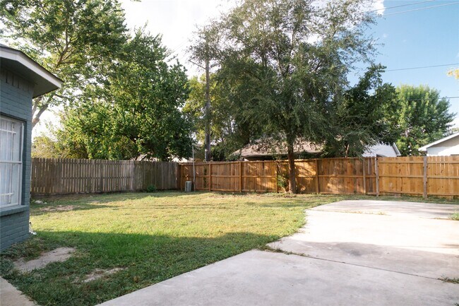 Building Photo - 3202 Rockrill Dr
