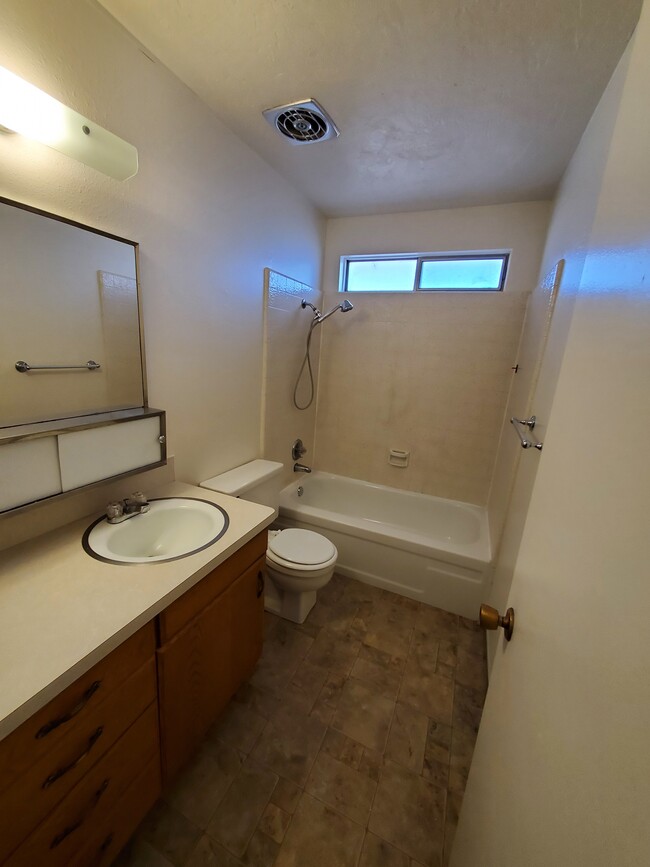 Building Photo - 472 Hansen Ave