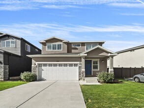 Building Photo - Stunning Bluffdale Home