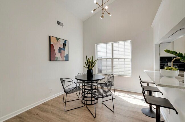 Building Photo - 814 Tamarack S