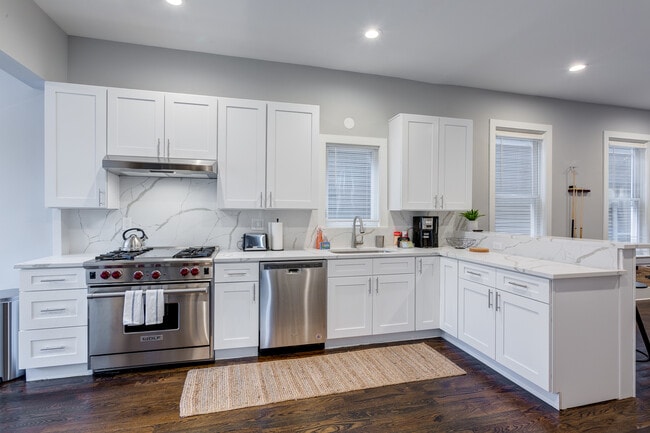 Building Photo - 1148 W Addison St