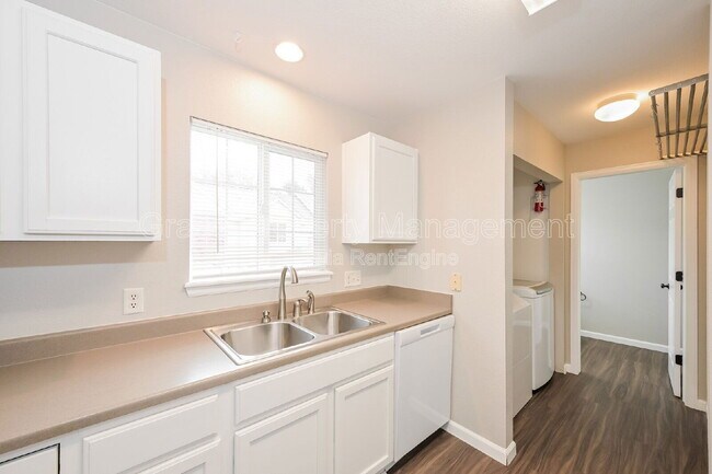 Building Photo - 1495 Red Cliff Way