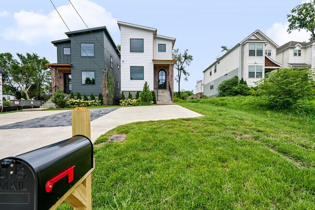 Building Photo - Modern Living & Downtown Skyline Views!