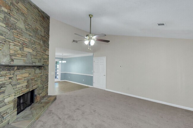 Building Photo - Charming 3BR/2BA Ranch Home with Spacious Backyard & Deck!