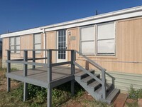 Building Photo - 3 bed 2 bath trailer house