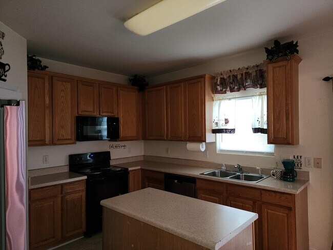 Building Photo - 1725 TW Alexander Dr