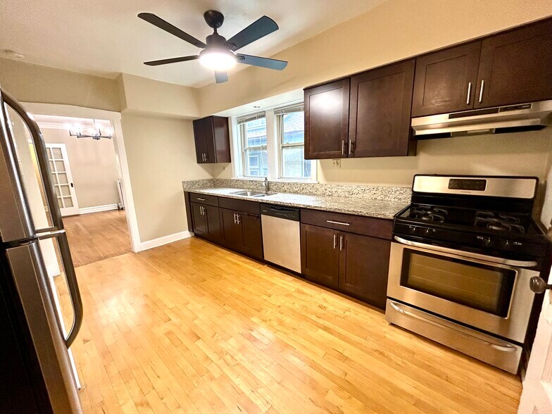 Kitchen - 425 N Maple Ave