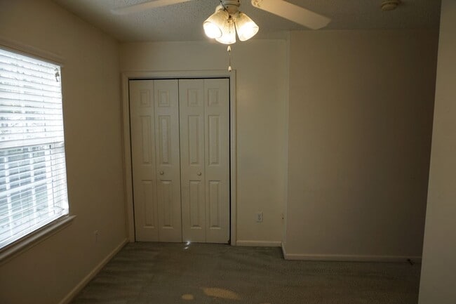 Building Photo - 2 Bedroom 2.5 Bathroom Townhome located in Marsh Oaks