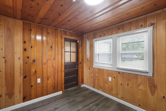 Building Photo - Spacious 3 Bed 1 Bath Home