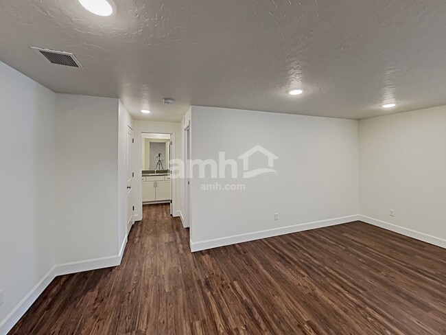 Building Photo - 6570 Old Forest Dr