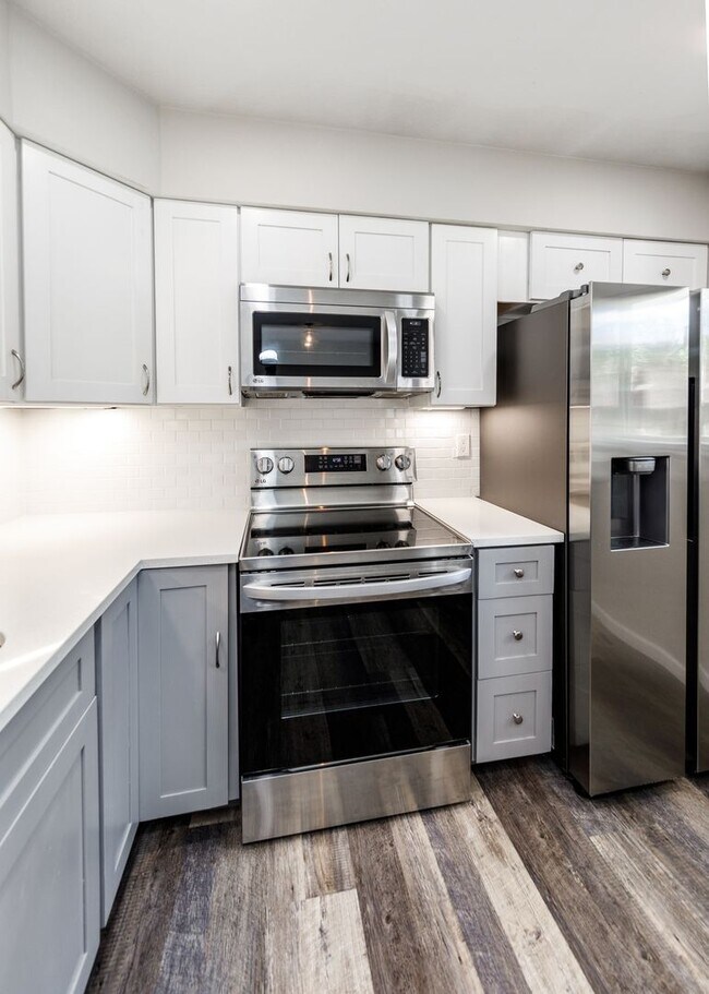 Building Photo - Charming 3 Bed Home Centrally located, Lar...