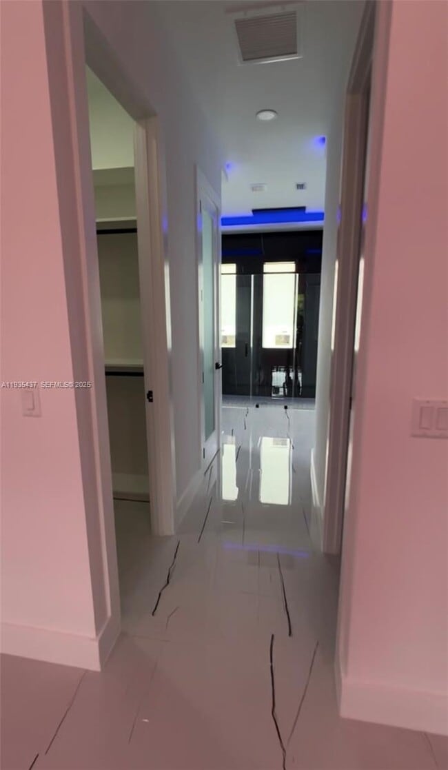 Building Photo - 616 Maple Ave N