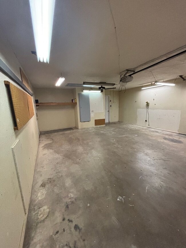 Building Photo - Beautifully remodeled with new paint, floo...