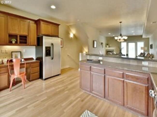 Building Photo - Prime Location, Overlook Townhome!