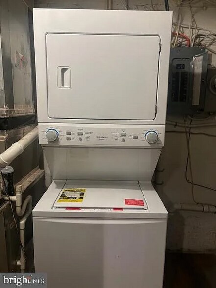 Building Photo - 1300 N Kenwood Ave