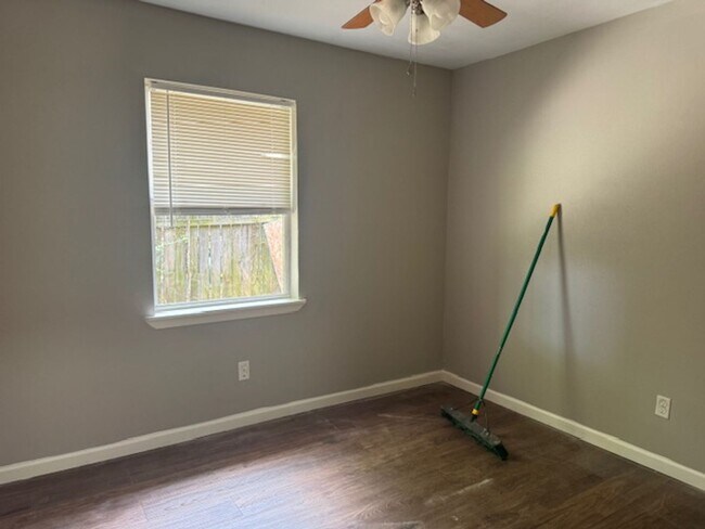 Building Photo - 106-106 Jester Cir