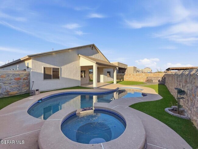 Building Photo - 14616 Tierra Burgos
