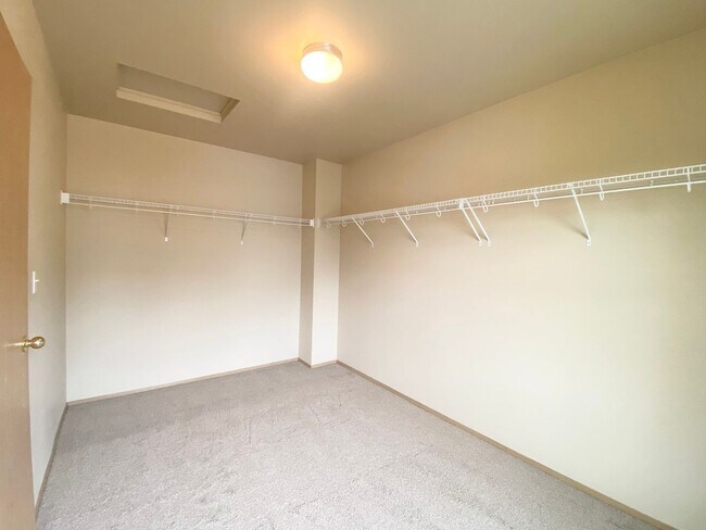 Building Photo - Practical 3 bedroom, 2190 Sqft Kent Home