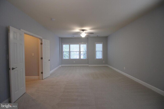 Building Photo - 44136 Riverpoint Dr
