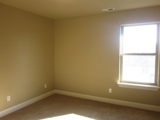 Building Photo - Redmond - Beautiful 2 Story 4 Bedroom Home...