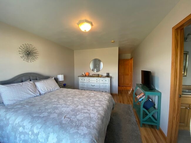 Building Photo - Gorgeous 3 bedroom 2.5 bath with one stall detached garage and fenced in backyard for rent!