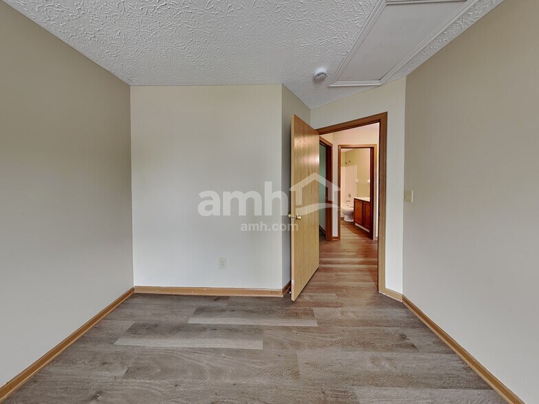 Building Photo - 8190 Pelham Dr