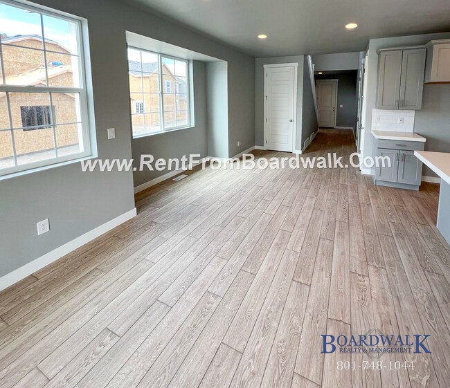 Building Photo - Modern Town Home in Highland!