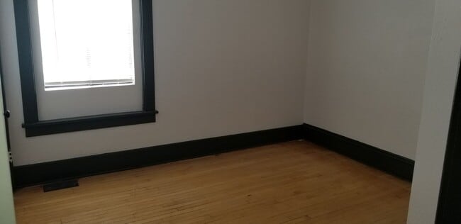 Building Photo - 2 bed, 1 bath apartment